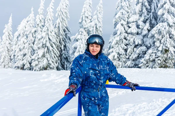 一个女人在山上的滑雪场上 — 图库照片