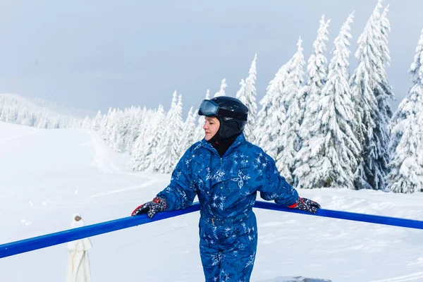 Mujer Pista Esquí Las Montañas — Foto de Stock