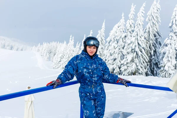 一个女人在山上的滑雪场上 — 图库照片
