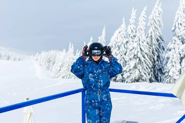 一个女人在山上的滑雪场上 — 图库照片