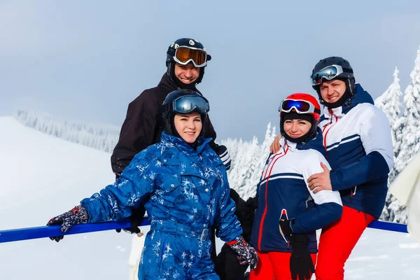 Groupe d'amis avec ski pendant les vacances d'hiver - Les skieurs s'amusent — Photo