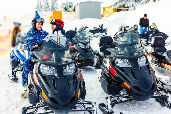 Gruppe von Freunden mit Ski im Winterurlaub - Skifahrer haben Spaß — Stockfoto