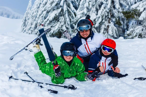 Grupo de amigos com esqui em férias de inverno - Esquiadores se divertindo — Fotografia de Stock