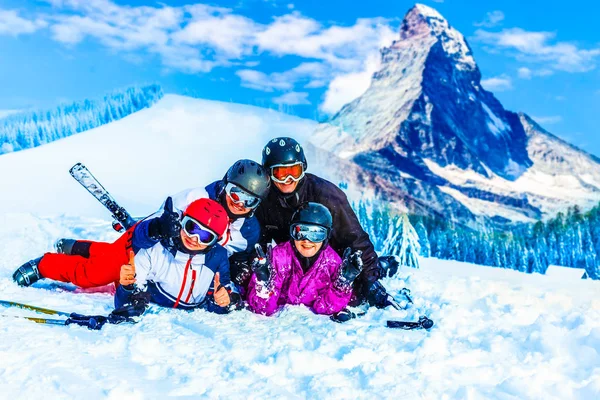 Groupe d'amis avec ski pendant les vacances d'hiver journée froide en m — Photo