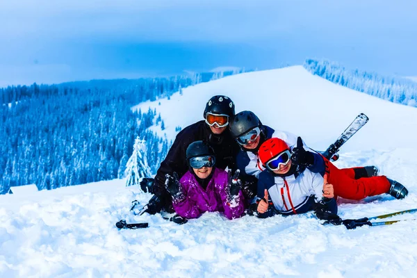 Группа друзей с лыжами в зимние каникулы - Лыжники весело — стоковое фото