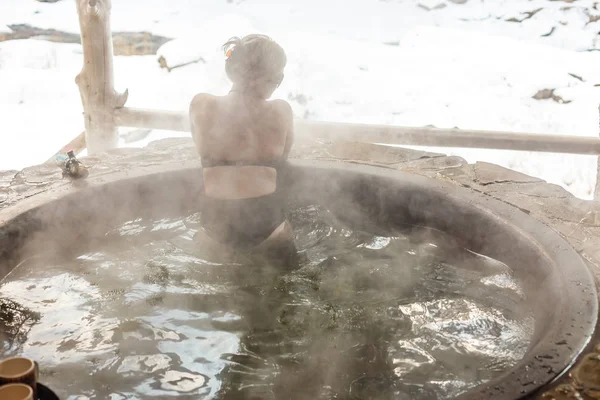 Jeune Femme Relaxant Dans Une Baignoire Dans Les Montagnes — Photo