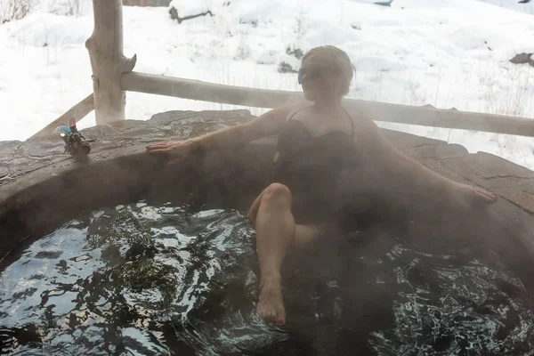 山の中の浴槽でリラックスした若い女性 — ストック写真