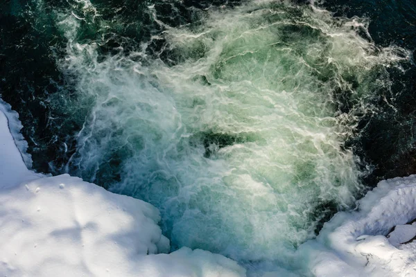 Rivière Gelée Dans Forêt — Photo