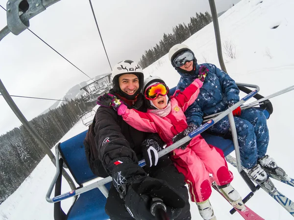 滑雪场的家人在缆绳路上 — 图库照片