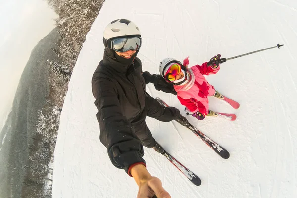 Μικρά πατέρας και κόρη για σκι διακοπές — Φωτογραφία Αρχείου