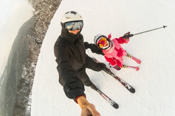 Young Father And Daughter On Ski Vacation — Stock Photo, Image