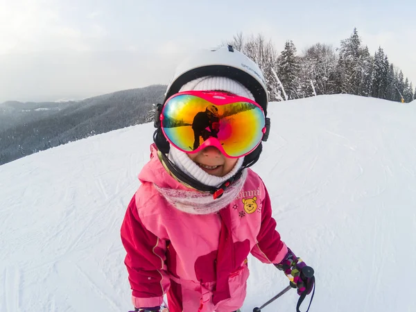 Süße Kleine Skifahrerin Aus Nächster Nähe — Stockfoto