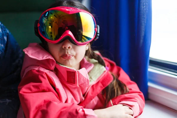 Симпатичная Маленькая Девочка Лыжи Крупным Планом — стоковое фото