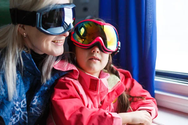 Madre Con Hija Viajando Tren — Foto de Stock