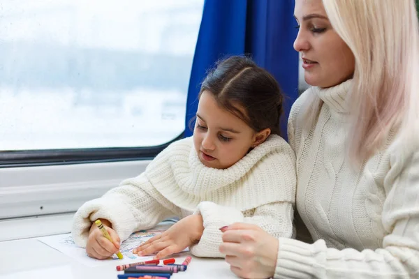 Anne Kızı Trenle Seyahat Ediyorlar — Stok fotoğraf