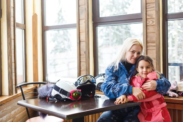 Madre Figlia Seduta Nel Caffè — Foto Stock