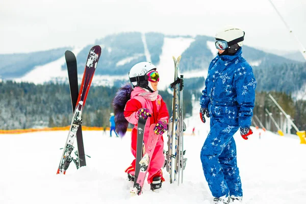 Mère Fille Sur Station Ski — Photo