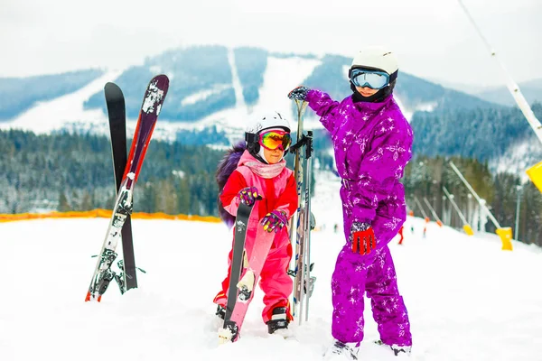 Ski Winter Plezier Familie Moeder Dochter Genieten Van Wintervakantie — Stockfoto