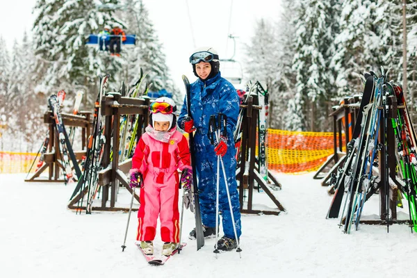 Mutter Und Tochter Skigebiet — Stockfoto