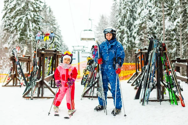 Mamma Och Dotter Skidort — Stockfoto