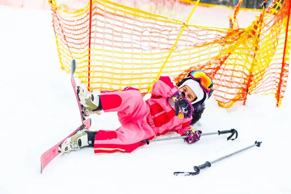 Kleines Mädchen Stürzt Hang — Stockfoto