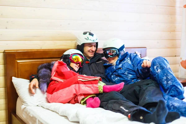 Familia Esquiadores Felices Habitación Del Hotel — Foto de Stock