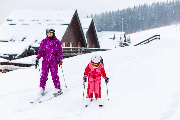 Skidor Vinter Och Nöje Familj Mamma Och Dotter Njuter Vintersemestern — Stockfoto