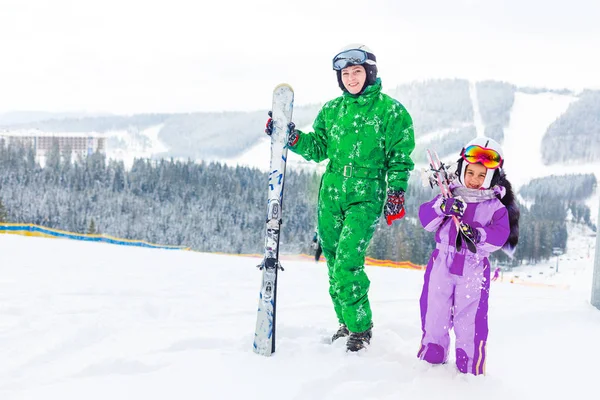 Ski Winter Und Spaß Familie Mutter Und Tochter Genießen Winterurlaub — Stockfoto