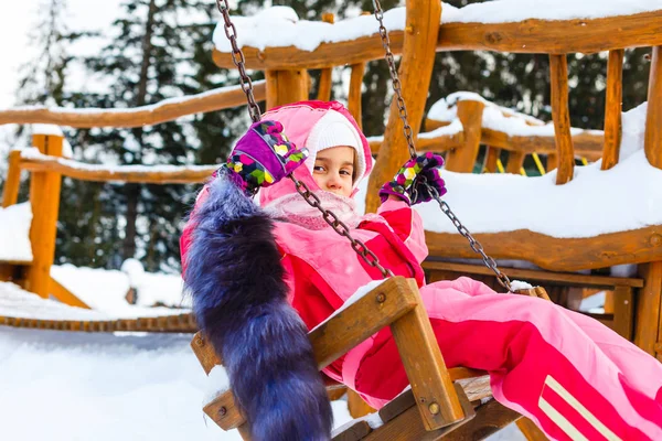 Urocze Dziewczynki Huśtawce Mroźną Zimę — Zdjęcie stockowe