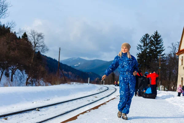 Молода Жінка Зимовому Одязі Багажем Залізничній Станції — стокове фото