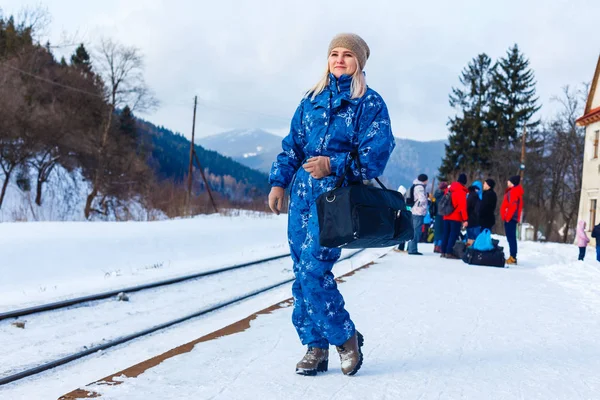 Молодая Женщина Зимней Одежде Багажом Вокзале — стоковое фото