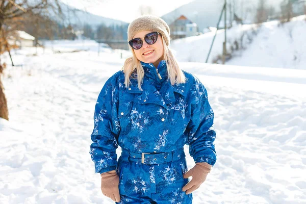 雪の上の冬服の少女 — ストック写真