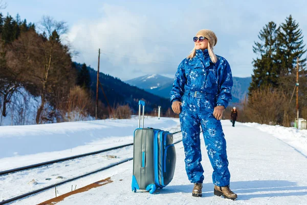 Menina Roupas Inverno Com Bagagem Estação Ferroviária — Fotografia de Stock