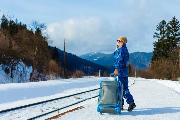 Niña Ropa Invierno Con Equipaje Estación Tren — Foto de Stock