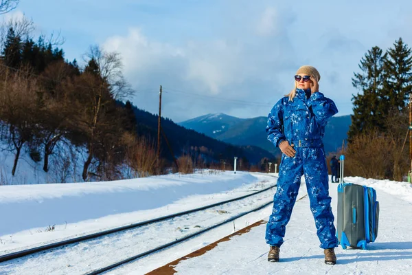 Niña Ropa Invierno Con Equipaje Estación Tren — Foto de Stock