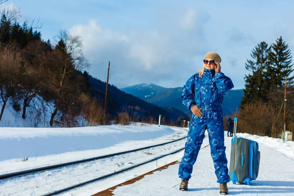 Menina Roupas Inverno Com Bagagem Estação Ferroviária — Fotografia de Stock
