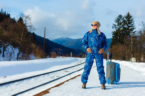 Menina Roupas Inverno Com Bagagem Estação Ferroviária — Fotografia de Stock