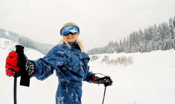 Junge kaukasische Skifahrerin in den europäischen Alpen. Wintersport und — Stockfoto