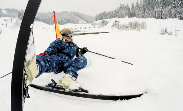 Junge Frau mit Skistand am Fuße der Schanze — Stockfoto