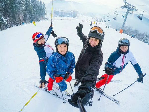 Groupe De Couples Du Moyen Age En Vacances De Ski Dans Les Montagnes — Photo