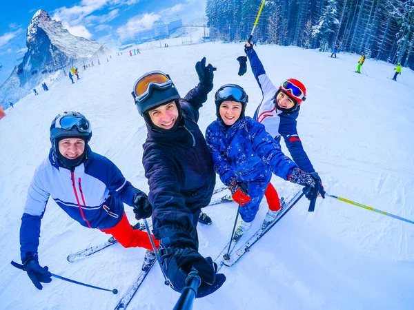 Ski, inverno, neve - família desfrutando de férias de inverno — Fotografia de Stock