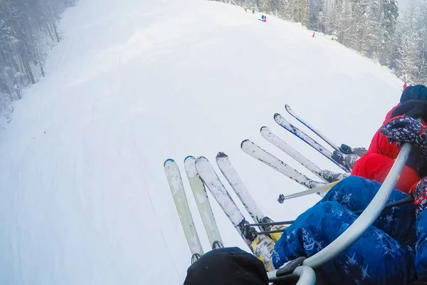 Dört arkadaş kayak yapıyor, arkadaşlar dağlarda kayak yapıyor. — Stok fotoğraf