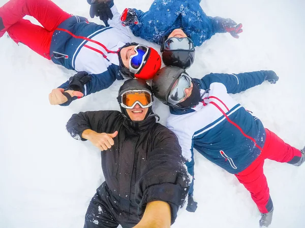 Quatro amigos esquiando, amigos esquiando nas montanhas — Fotografia de Stock