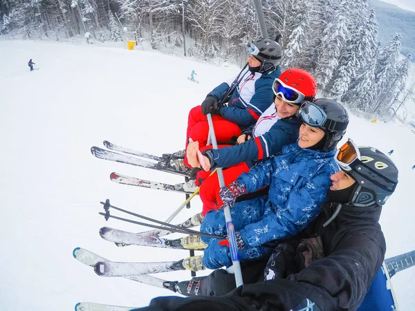 Grupo de casais de meia-idade em férias de esqui em montanhas — Fotografia de Stock