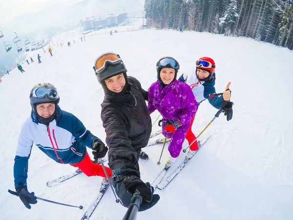 中年のグループは山でスキー休日にカップルします。 — ストック写真