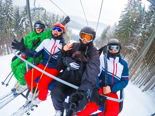 Groupe De Couples Du Moyen Age En Vacances De Ski Dans Les Montagnes — Photo