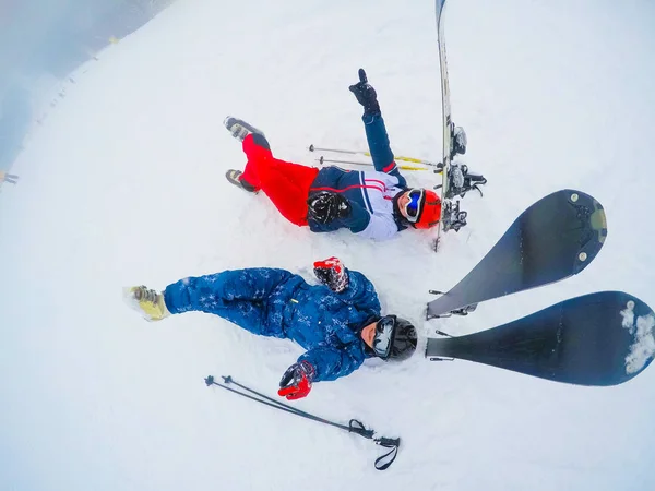Amigos com esqui em férias de inverno - Esquiadores se divertindo no s — Fotografia de Stock