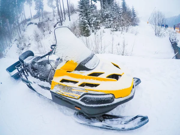 Χειμωνιάτικη Μοτοσικλέτα Snowmobile Χειμωνιάτικα Atvs Χειμώνας Atvs Χειμώνα Στο Φόντο — Φωτογραφία Αρχείου