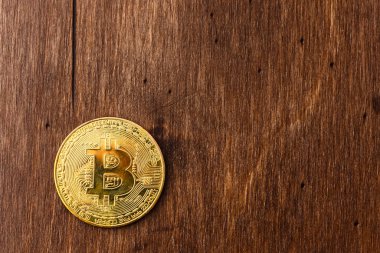 Ahşap bir arka planda bitcoin. şifreleme para birimi kavramı.