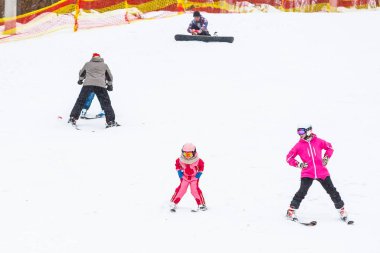 Kayak, kayak okulundaki küçük kayakçı.